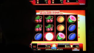 Pech gehabt: Es sind nur zwei Kirschen in einer Reihe, das reicht nicht für einen Gewinn. Szene aus einer Spielothek in Deutschland.